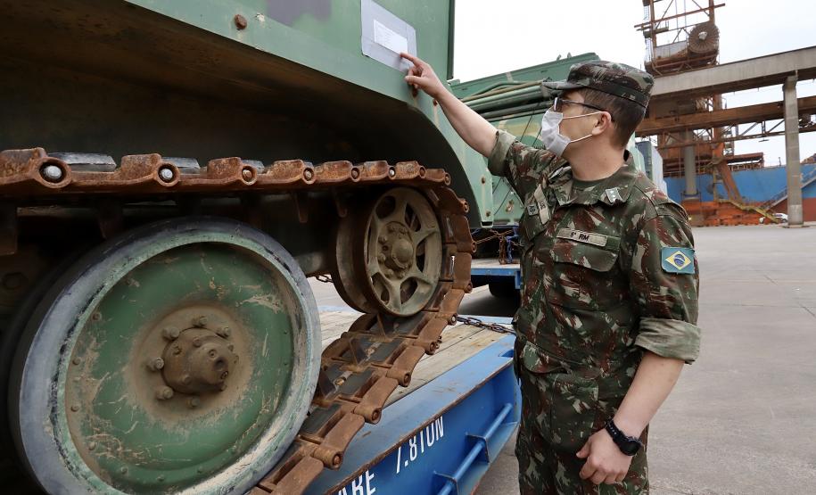 Trinta veículos foram doados pelos Estados Unidos ao Exército Brasileiro. Os tanques que vieram de Galveston, Texas, serão restaurados e modernizados para operações militares no País.