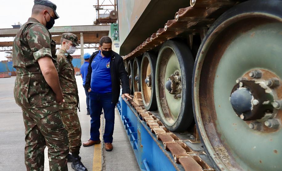 Trinta veículos foram doados pelos Estados Unidos ao Exército Brasileiro. Os tanques que vieram de Galveston, Texas, serão restaurados e modernizados para operações militares no País.