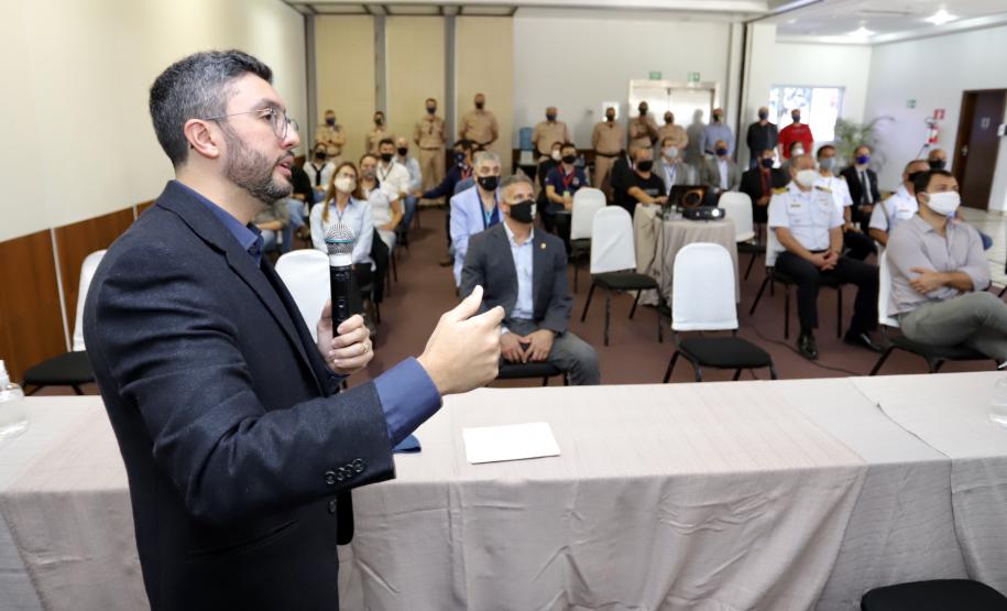 A Portos do Paraná e os terminais que atuam no Porto de Paranaguá participaram de um evento sobre segurança portuária, nesta quinta-feira (24). Com participação de representantes do Ministério da Infraestrutura e do Gabinete de Segurança Institucional da Presidência da República, o objetivo é aproximar as diferentes forças de segurança e ampliar o intercâmbio de informações.