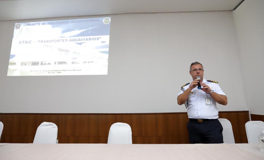 A Portos do Paraná e os terminais que atuam no Porto de Paranaguá participaram de um evento sobre segurança portuária, nesta quinta-feira (24). Com participação de representantes do Ministério da Infraestrutura e do Gabinete de Segurança Institucional da Presidência da República, o objetivo é aproximar as diferentes forças de segurança e ampliar o intercâmbio de informações.