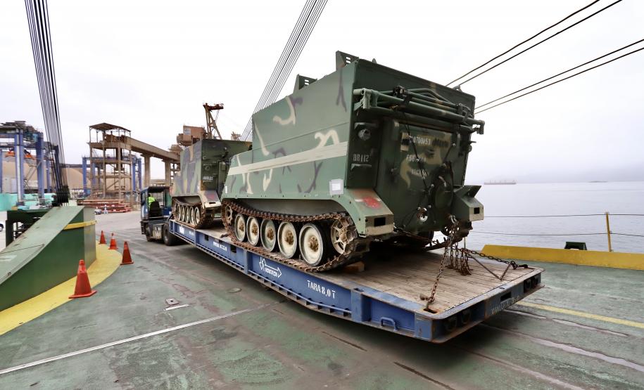 Trinta veículos foram doados pelos Estados Unidos ao Exército Brasileiro. Os tanques que vieram de Galveston, Texas, serão restaurados e modernizados para operações militares no País.