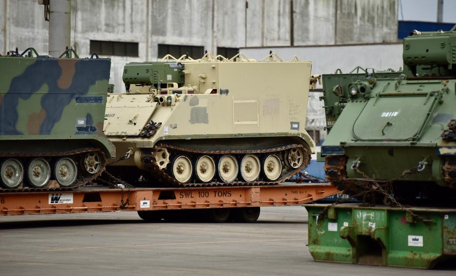 Trinta veículos foram doados pelos Estados Unidos ao Exército Brasileiro. Os tanques que vieram de Galveston, Texas, serão restaurados e modernizados para operações militares no País.