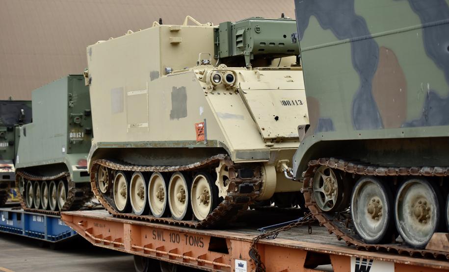 Trinta veículos foram doados pelos Estados Unidos ao Exército Brasileiro. Os tanques que vieram de Galveston, Texas, serão restaurados e modernizados para operações militares no País.