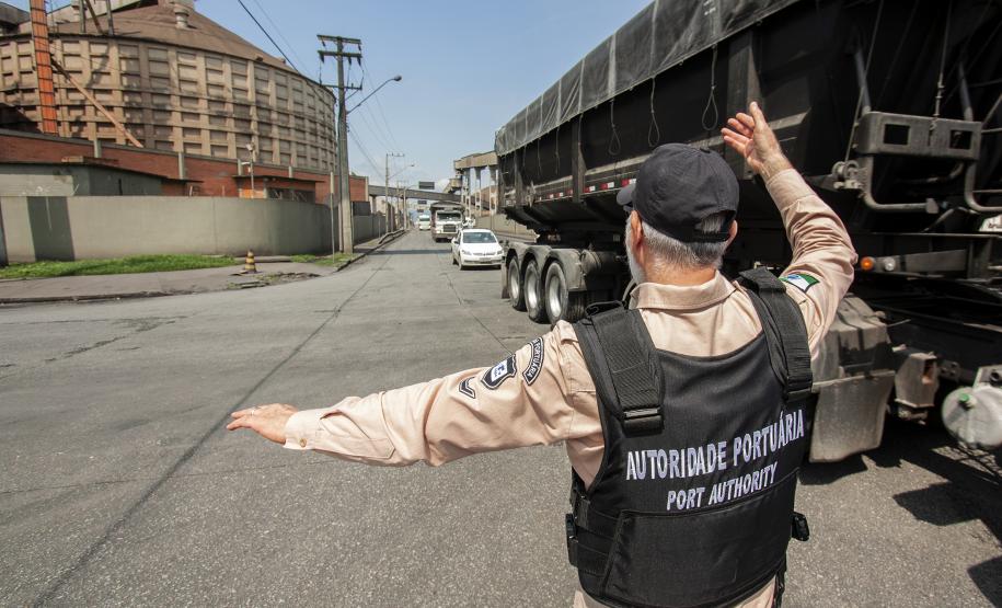 A Guarda Portuária dos Portos de Paranaguá e Antonina completa 33 anos nesta quinta-feira (24). Com um efetivo de 96 funcionários (incluindo técnicos e agentes da Unidade Administrativa de Segurança Portuária - UASP), a corporação paranaense é referência nacional e é responsável pelo policiamento ostensivo das áreas primárias e secundárias, fiscalização de cargas e controle dos acessos.