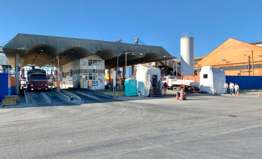 De janeiro a agosto, cerca de 350 mil caminhões passaram pelo porto paranaense. Os caminhoneiros, que não pararam durante a pandemia de Covid-19, são responsáveis por 84% das movimentações de produtos que chegam ou saem do Paraná via portos