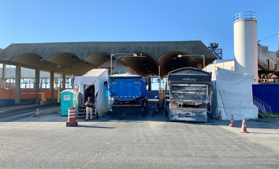 De janeiro a agosto, cerca de 350 mil caminhões passaram pelo porto paranaense. Os caminhoneiros, que não pararam durante a pandemia de Covid-19, são responsáveis por 84% das movimentações de produtos que chegam ou saem do Paraná via portos