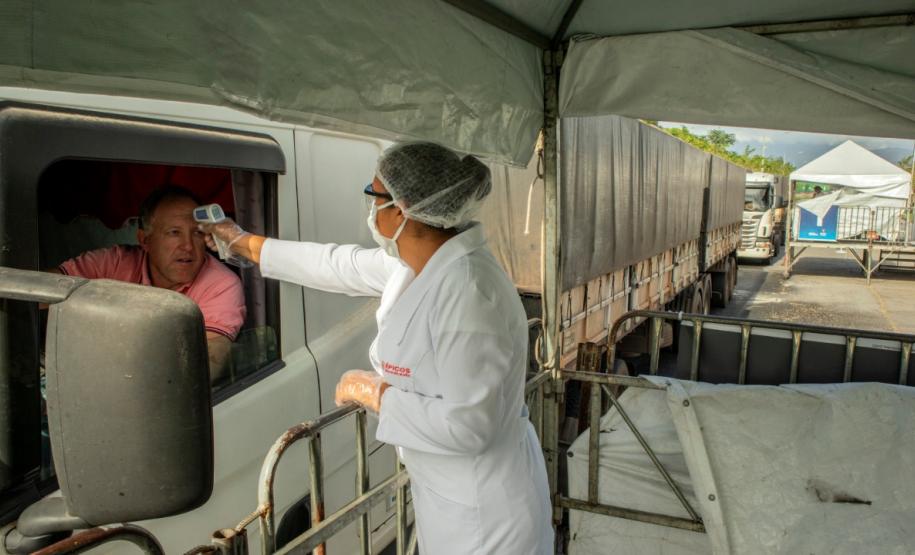 De janeiro a agosto, cerca de 350 mil caminhões passaram pelo porto paranaense. Os caminhoneiros, que não pararam durante a pandemia de Covid-19, são responsáveis por 84% das movimentações de produtos que chegam ou saem do Paraná via portos