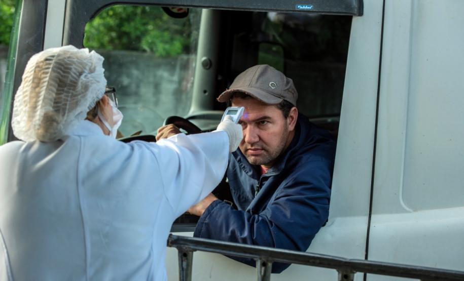De janeiro a agosto, cerca de 350 mil caminhões passaram pelo porto paranaense. Os caminhoneiros, que não pararam durante a pandemia de Covid-19, são responsáveis por 84% das movimentações de produtos que chegam ou saem do Paraná via portos