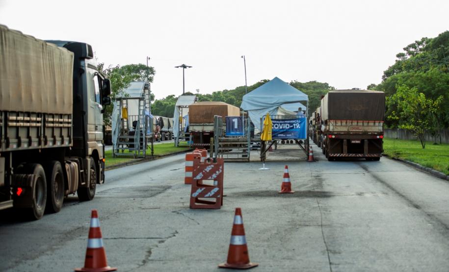De janeiro a agosto, cerca de 350 mil caminhões passaram pelo porto paranaense. Os caminhoneiros, que não pararam durante a pandemia de Covid-19, são responsáveis por 84% das movimentações de produtos que chegam ou saem do Paraná via portos