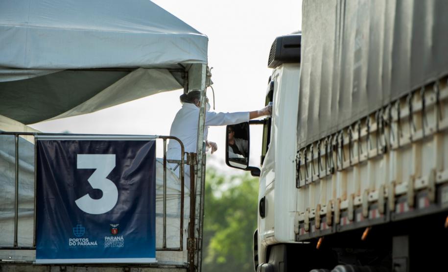 De janeiro a agosto, cerca de 350 mil caminhões passaram pelo porto paranaense. Os caminhoneiros, que não pararam durante a pandemia de Covid-19, são responsáveis por 84% das movimentações de produtos que chegam ou saem do Paraná via portos