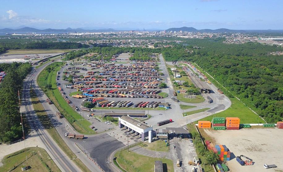 De janeiro a agosto, cerca de 350 mil caminhões passaram pelo porto paranaense. Os caminhoneiros, que não pararam durante a pandemia de Covid-19, são responsáveis por 84% das movimentações de produtos que chegam ou saem do Paraná via portos