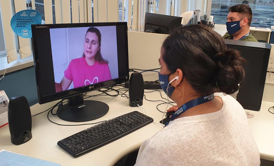 Funcionárias da Portos do Paraná participaram nesta quinta-feira (29) de uma palestra sobre o câncer de mama. O encontro online reuniu colaboradoras e estagiárias da empresa pública para conversar sobre o tema com a diretora-geral do Instituto Peito Aberto, Fabiana Parro.