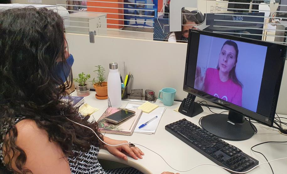 Funcionárias da Portos do Paraná participaram nesta quinta-feira (29) de uma palestra sobre o câncer de mama. O encontro online reuniu colaboradoras e estagiárias da empresa pública para conversar sobre o tema com a diretora-geral do Instituto Peito Aberto, Fabiana Parro.