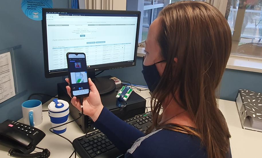 Funcionárias da Portos do Paraná participaram nesta quinta-feira (29) de uma palestra sobre o câncer de mama. O encontro online reuniu colaboradoras e estagiárias da empresa pública para conversar sobre o tema com a diretora-geral do Instituto Peito Aberto, Fabiana Parro.