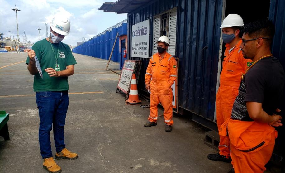 O cuidado com animais marinhos que vivem na área dos portos de Paranaguá e Antonina é o tema de uma nova campanha da Portos do Paraná. A empresa pública, em conjunto com a Cia Ambiental, desenvolveu uma cartilha para orientar embarcações sobre como agir ao encontrar grupos de botos-cinza durante a navegação.