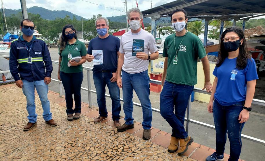 O cuidado com animais marinhos que vivem na área dos portos de Paranaguá e Antonina é o tema de uma nova campanha da Portos do Paraná. A empresa pública, em conjunto com a Cia Ambiental, desenvolveu uma cartilha para orientar embarcações sobre como agir ao encontrar grupos de botos-cinza durante a navegação.