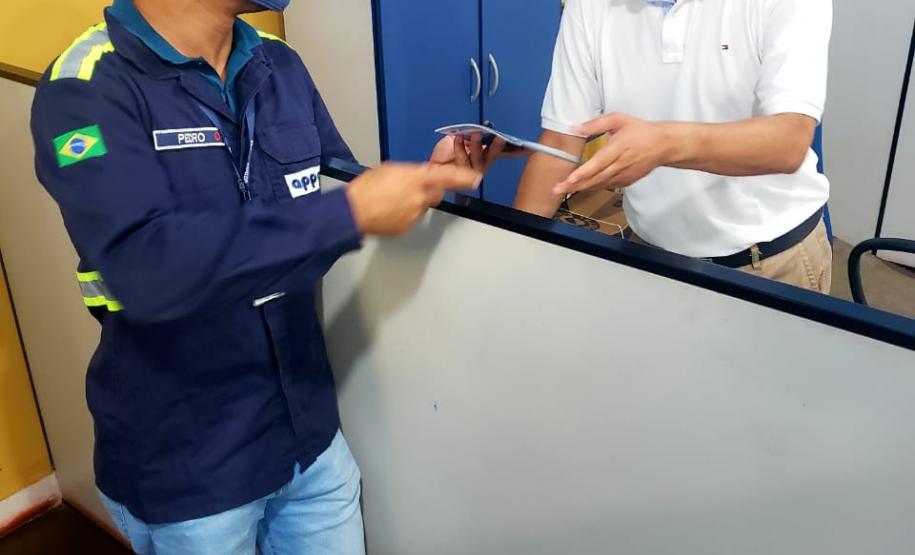 O cuidado com animais marinhos que vivem na área dos portos de Paranaguá e Antonina é o tema de uma nova campanha da Portos do Paraná. A empresa pública, em conjunto com a Cia Ambiental, desenvolveu uma cartilha para orientar embarcações sobre como agir ao encontrar grupos de botos-cinza durante a navegação.