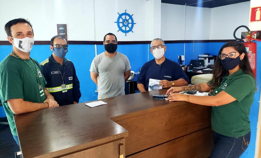 O cuidado com animais marinhos que vivem na área dos portos de Paranaguá e Antonina é o tema de uma nova campanha da Portos do Paraná. A empresa pública, em conjunto com a Cia Ambiental, desenvolveu uma cartilha para orientar embarcações sobre como agir ao encontrar grupos de botos-cinza durante a navegação.