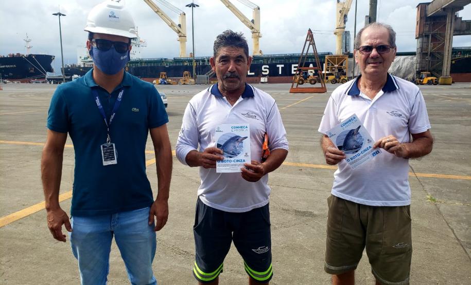 O cuidado com animais marinhos que vivem na área dos portos de Paranaguá e Antonina é o tema de uma nova campanha da Portos do Paraná. A empresa pública, em conjunto com a Cia Ambiental, desenvolveu uma cartilha para orientar embarcações sobre como agir ao encontrar grupos de botos-cinza durante a navegação.