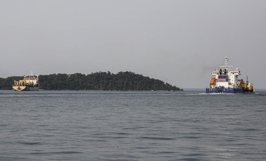 Os portos de Paranaguá e Antonina começaram o mês de outubro com o maior número de equipamentos de dragagem operando de forma simultânea no Brasil. Com investimento público de R$ 403 milhões, a dragagem retira sedimentos que se acumulam no fundo do mar e é fundamental para a segurança da navegação.