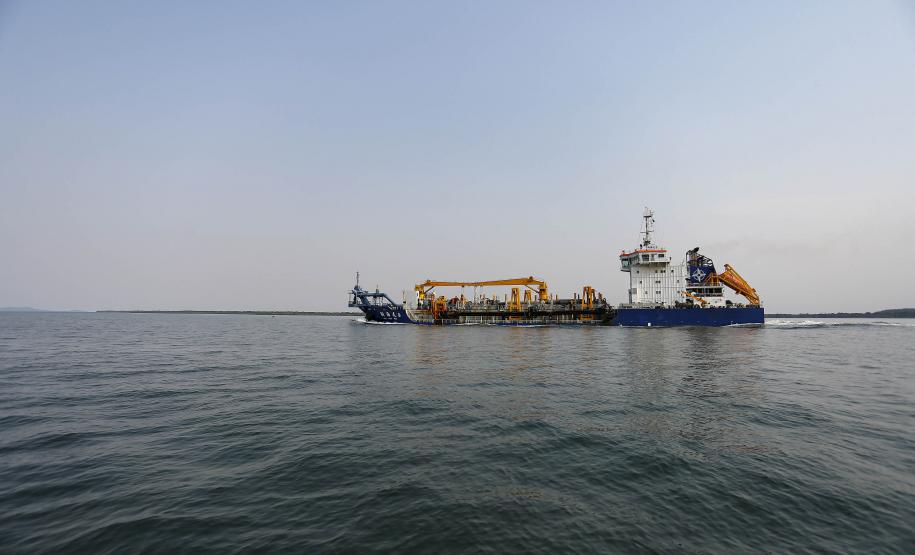 Os portos de Paranaguá e Antonina começaram o mês de outubro com o maior número de equipamentos de dragagem operando de forma simultânea no Brasil. Com investimento público de R$ 403 milhões, a dragagem retira sedimentos que se acumulam no fundo do mar e é fundamental para a segurança da navegação.