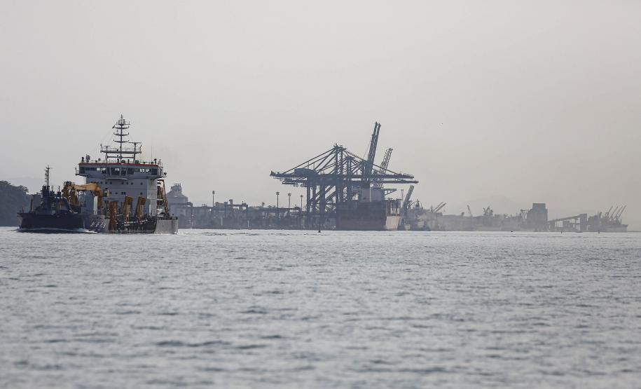 Os portos de Paranaguá e Antonina começaram o mês de outubro com o maior número de equipamentos de dragagem operando de forma simultânea no Brasil. Com investimento público de R$ 403 milhões, a dragagem retira sedimentos que se acumulam no fundo do mar e é fundamental para a segurança da navegação.