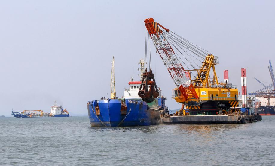 Os portos de Paranaguá e Antonina começaram o mês de outubro com o maior número de equipamentos de dragagem operando de forma simultânea no Brasil. Com investimento público de R$ 403 milhões, a dragagem retira sedimentos que se acumulam no fundo do mar e é fundamental para a segurança da navegação.