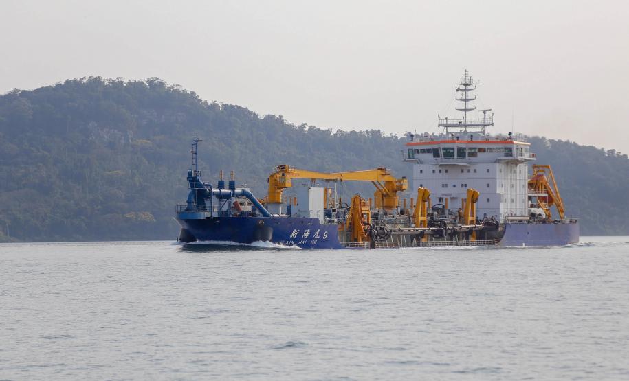 Os portos de Paranaguá e Antonina começaram o mês de outubro com o maior número de equipamentos de dragagem operando de forma simultânea no Brasil. Com investimento público de R$ 403 milhões, a dragagem retira sedimentos que se acumulam no fundo do mar e é fundamental para a segurança da navegação.