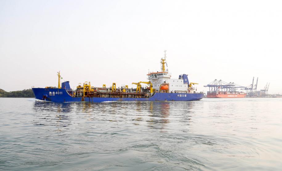 Os portos de Paranaguá e Antonina começaram o mês de outubro com o maior número de equipamentos de dragagem operando de forma simultânea no Brasil. Com investimento público de R$ 403 milhões, a dragagem retira sedimentos que se acumulam no fundo do mar e é fundamental para a segurança da navegação.