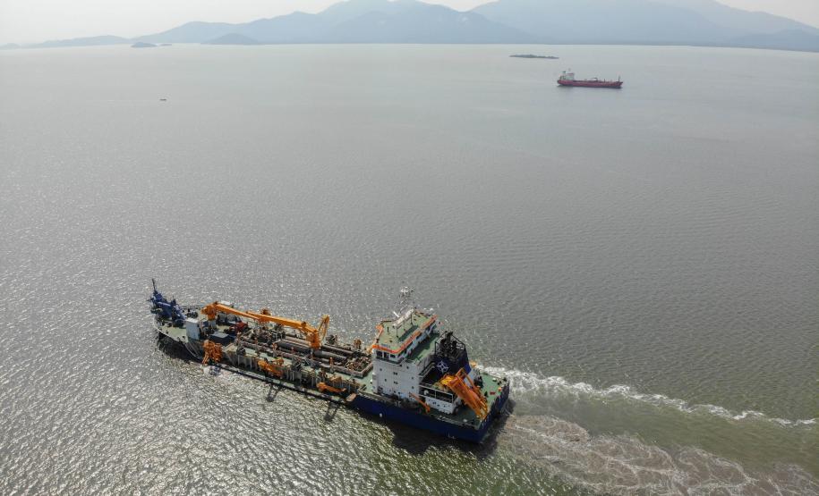 Os portos de Paranaguá e Antonina começaram o mês de outubro com o maior número de equipamentos de dragagem operando de forma simultânea no Brasil. Com investimento público de R$ 403 milhões, a dragagem retira sedimentos que se acumulam no fundo do mar e é fundamental para a segurança da navegação.