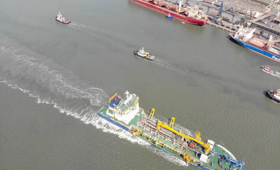 Os portos de Paranaguá e Antonina começaram o mês de outubro com o maior número de equipamentos de dragagem operando de forma simultânea no Brasil. Com investimento público de R$ 403 milhões, a dragagem retira sedimentos que se acumulam no fundo do mar e é fundamental para a segurança da navegação.