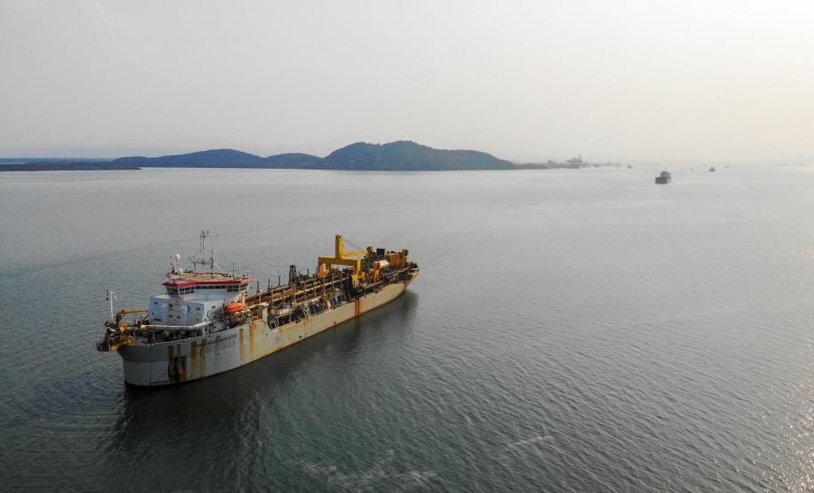 Os portos de Paranaguá e Antonina começaram o mês de outubro com o maior número de equipamentos de dragagem operando de forma simultânea no Brasil. Com investimento público de R$ 403 milhões, a dragagem retira sedimentos que se acumulam no fundo do mar e é fundamental para a segurança da navegação.