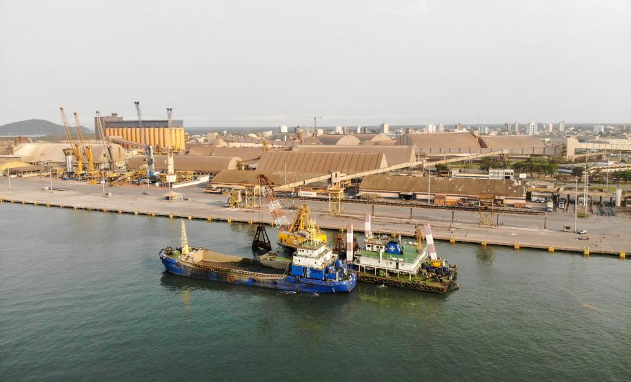 Os portos de Paranaguá e Antonina começaram o mês de outubro com o maior número de equipamentos de dragagem operando de forma simultânea no Brasil. Com investimento público de R$ 403 milhões, a dragagem retira sedimentos que se acumulam no fundo do mar e é fundamental para a segurança da navegação.