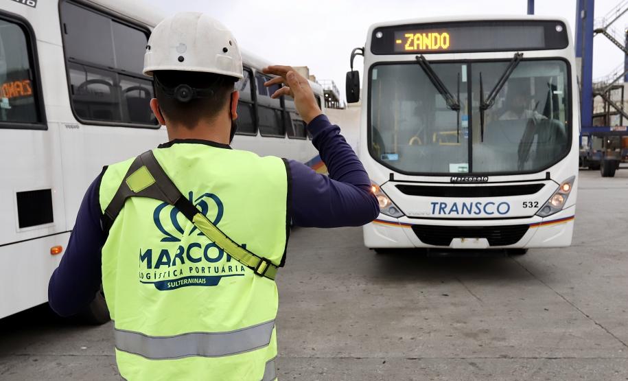 Primeiro lote de um total de 440 veículos partiu nesta quinta-feira (15), com destino ao Congo, no continente africano. Com isso, o porto paranaense reafirma sua posição como principal porta de saída de ônibus e micro-ônibus produzidos no Brasil.