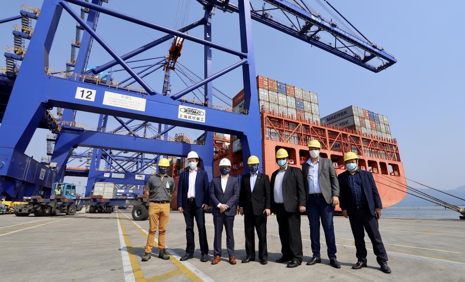 Comitiva boliviana esteve nesta sexta-feira (02) no Porto de Paranaguá para conhecer um possível depósito franco, que será doado pelo Governo Federal ao país vizinho.