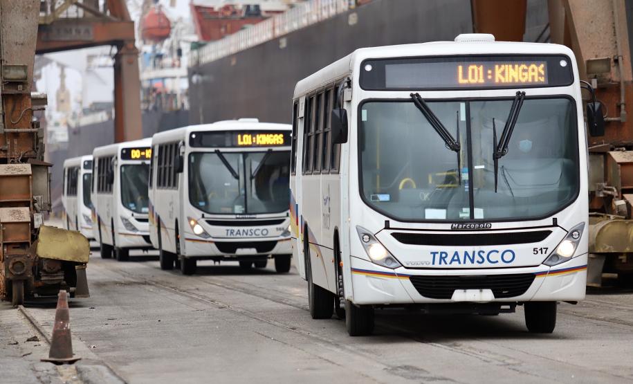 Primeiro lote de um total de 440 veículos partiu nesta quinta-feira (15), com destino ao Congo, no continente africano. Com isso, o porto paranaense reafirma sua posição como principal porta de saída de ônibus e micro-ônibus produzidos no Brasil.