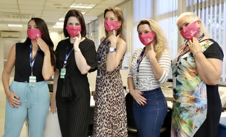 Para lembrar da importância de cuidar-se, como parte do empodeiramento delas, esta semana, a empresa pública distribuiu às quase 80 mulheres do quadro, máscaras cor de rosa, com um convite para a palestra, que encerra a ação na próxima quinta-feira, dia 29.