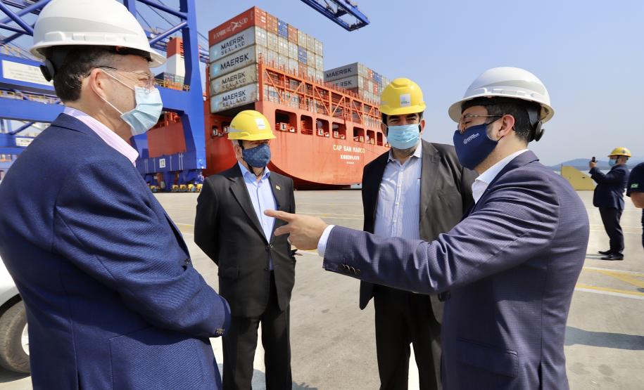 Comitiva boliviana esteve nesta sexta-feira (02) no Porto de Paranaguá para conhecer um possível depósito franco, que será doado pelo Governo Federal ao país vizinho.