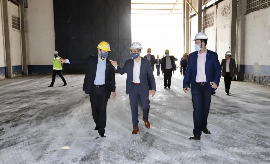 Comitiva boliviana esteve nesta sexta-feira (02) no Porto de Paranaguá para conhecer um possível depósito franco, que será doado pelo Governo Federal ao país vizinho.