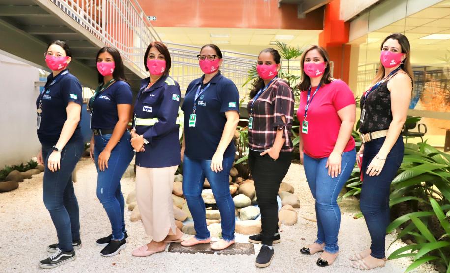 Para lembrar da importância de cuidar-se, como parte do empodeiramento delas, esta semana, a empresa pública distribuiu às quase 80 mulheres do quadro, máscaras cor de rosa, com um convite para a palestra, que encerra a ação na próxima quinta-feira, dia 29.