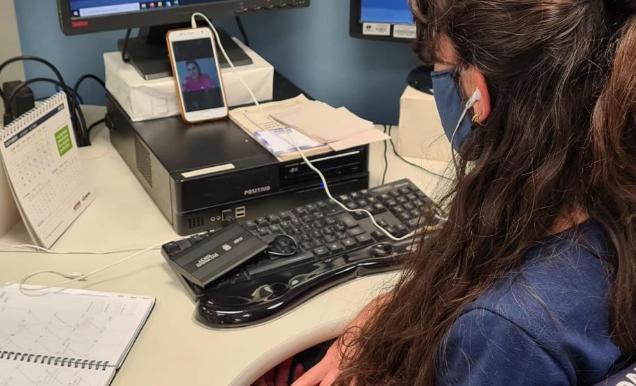Funcionárias da Portos do Paraná participaram nesta quinta-feira (29) de uma palestra sobre o câncer de mama. O encontro online reuniu colaboradoras e estagiárias da empresa pública para conversar sobre o tema com a diretora-geral do Instituto Peito Aberto, Fabiana Parro.