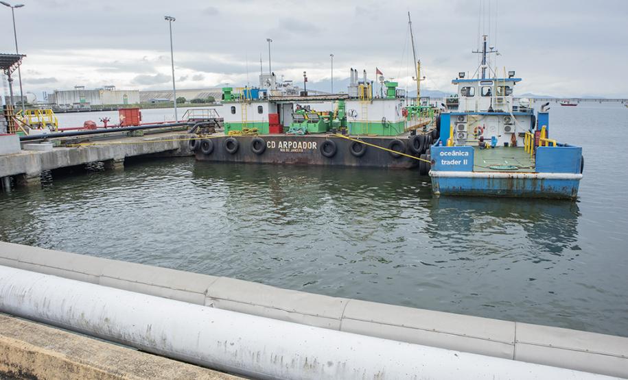 Aumenta, em volume e quantidade, o abastecimento de navios nos portos do Paraná.