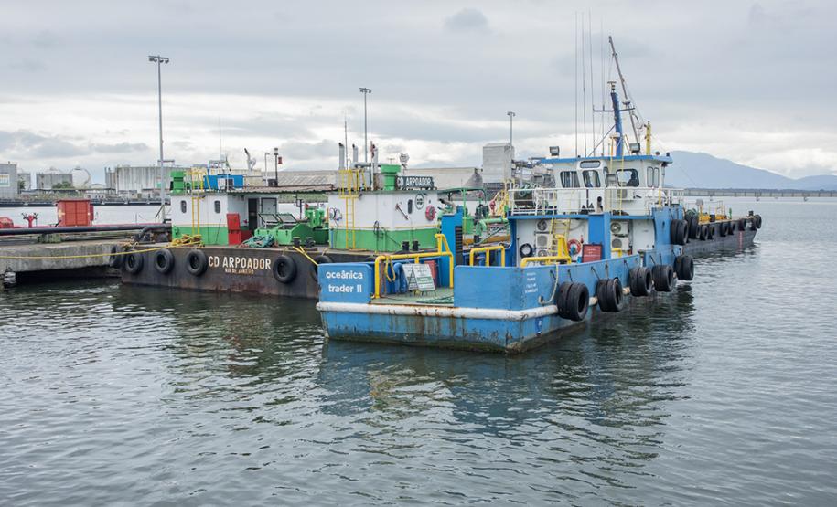 Aumenta, em volume e quantidade, o abastecimento de navios nos portos do Paraná.