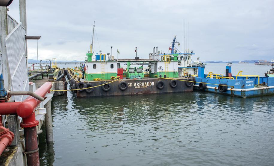 Aumenta, em volume e quantidade, o abastecimento de navios nos portos do Paraná.