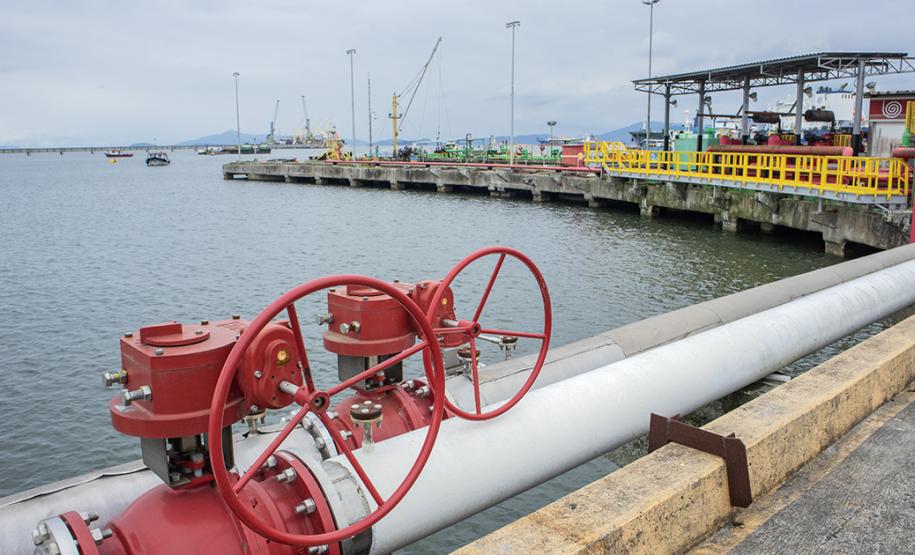 Aumenta, em volume e quantidade, o abastecimento de navios nos portos do Paraná.