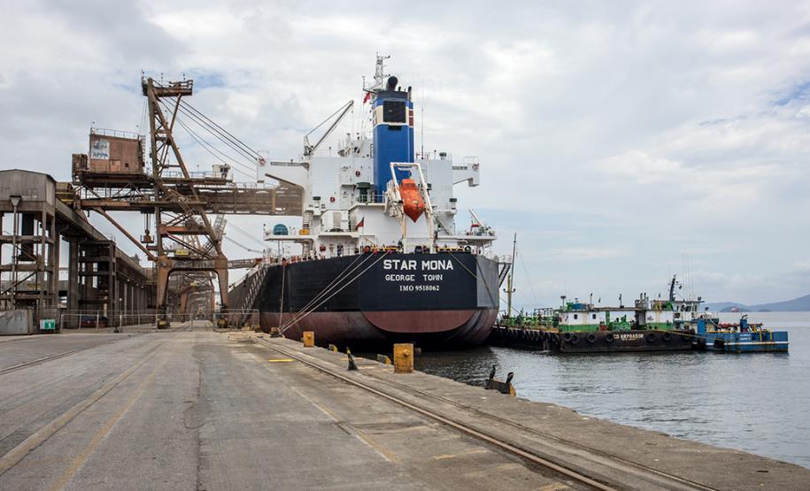 Aumenta, em volume e quantidade, o abastecimento de navios nos portos do Paraná.