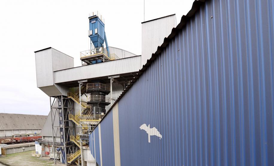 No próximo mês, o terminal se integra ao Corredor de Exportação Oeste, no novo berço 201. O armazém tem capacidade estática de 55 mil toneladas e a capacidade de expedição, na correia transportadora, é de 2 mil toneladas/hora. O investimento privado é de R$ 100 milhões. Compartilhar