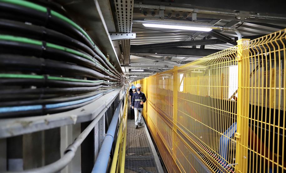 No próximo mês, o terminal se integra ao Corredor de Exportação Oeste, no novo berço 201. O armazém tem capacidade estática de 55 mil toneladas e a capacidade de expedição, na correia transportadora, é de 2 mil toneladas/hora. O investimento privado é de R$ 100 milhões.