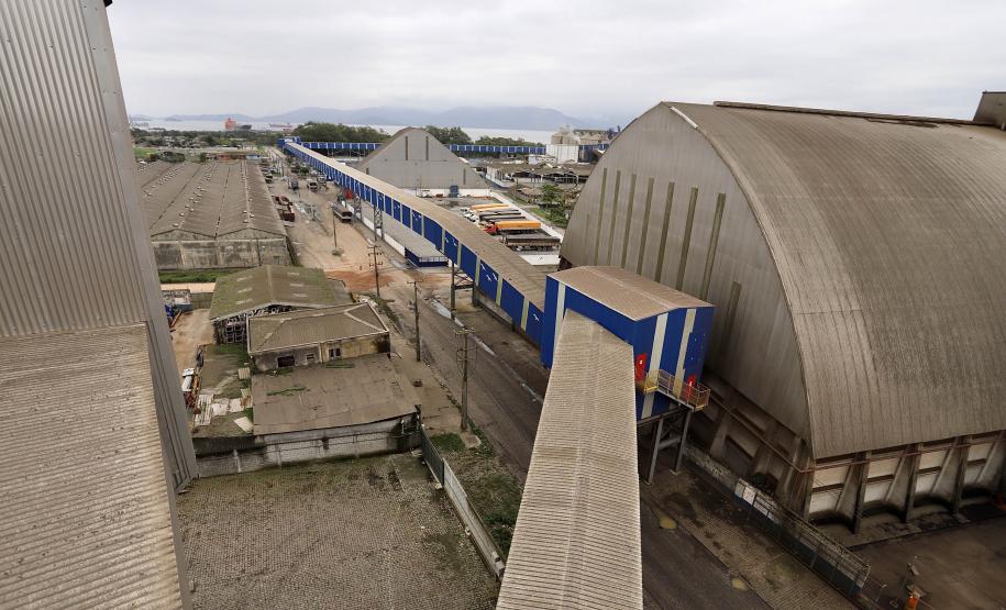 No próximo mês, o terminal se integra ao Corredor de Exportação Oeste, no novo berço 201. O armazém tem capacidade estática de 55 mil toneladas e a capacidade de expedição, na correia transportadora, é de 2 mil toneladas/hora. O investimento privado é de R$ 100 milhões.