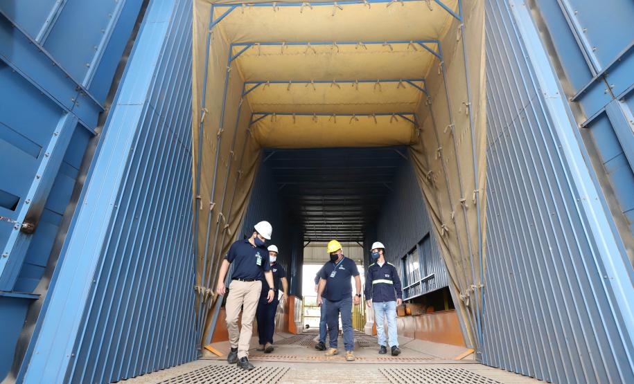 No próximo mês, o terminal se integra ao Corredor de Exportação Oeste, no novo berço 201. O armazém tem capacidade estática de 55 mil toneladas e a capacidade de expedição, na correia transportadora, é de 2 mil toneladas/hora. O investimento privado é de R$ 100 milhões.